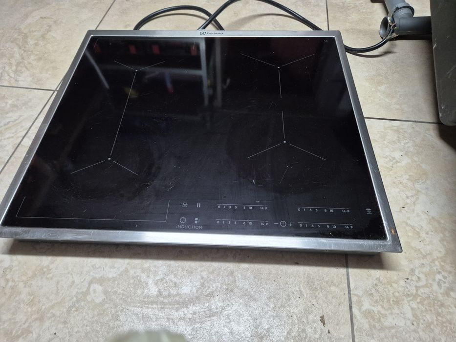 Płyta Indukcyjna Electrolux i zlew kamienny z kranem