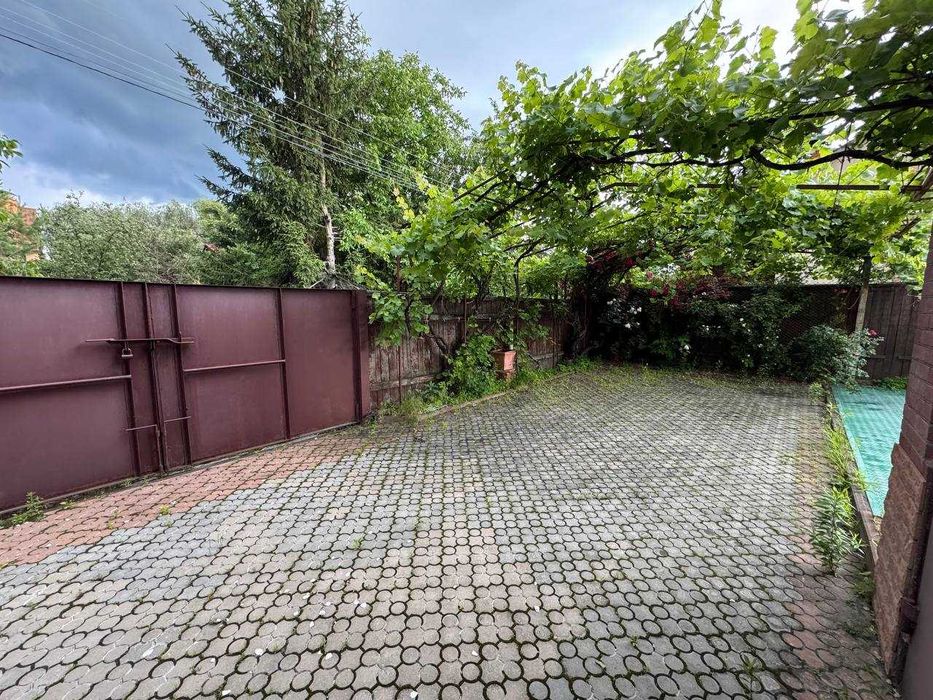 продаж будинку Українка