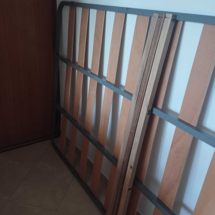 Cama de casal em pinho mel