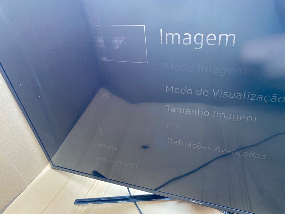 Smart TV Samsung UE43KU6000 com defeito no ecrã