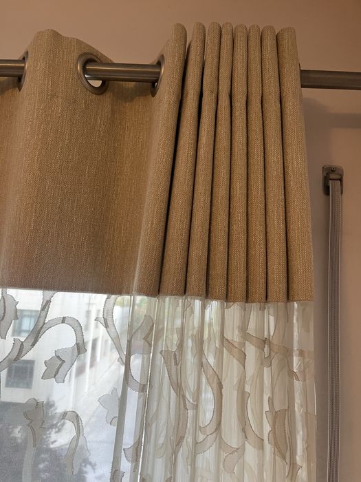 Cortinado Bege e Varão Inox Escovado