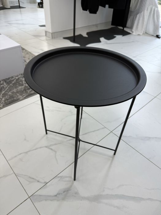 Круглий металевий столик чорний