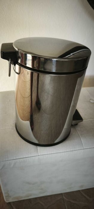 Toalheiros de WC e caixote do lixo em inox