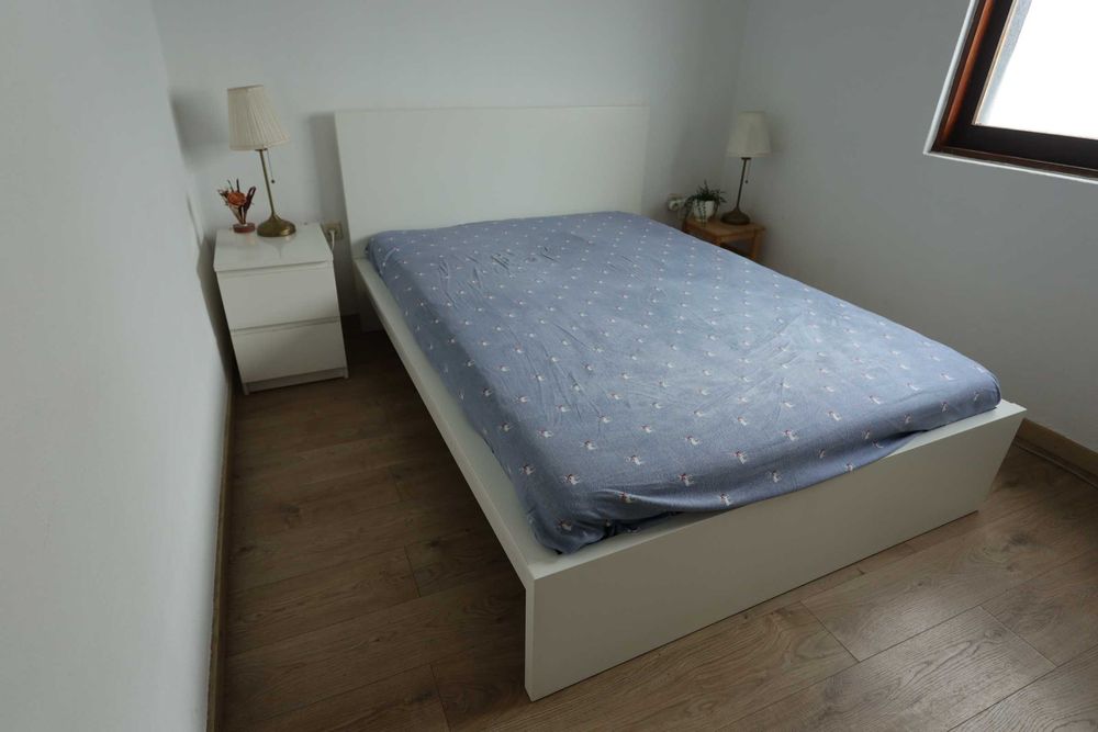 Cama Ikea Malm com Mesa de cabeceira e Gavetões de Arrumação branca