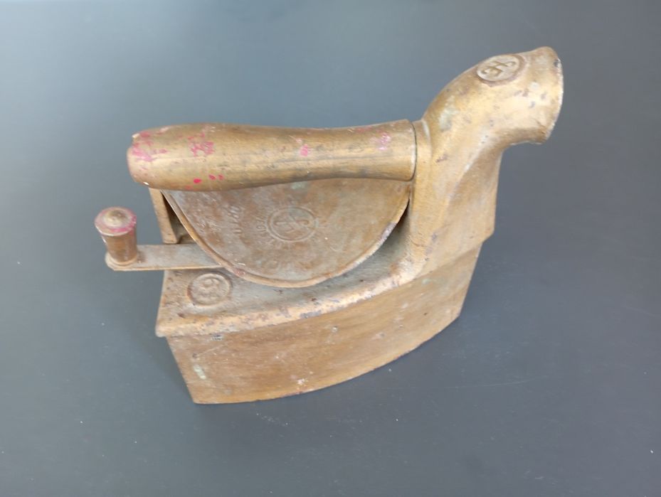 Ferro engomar antigo