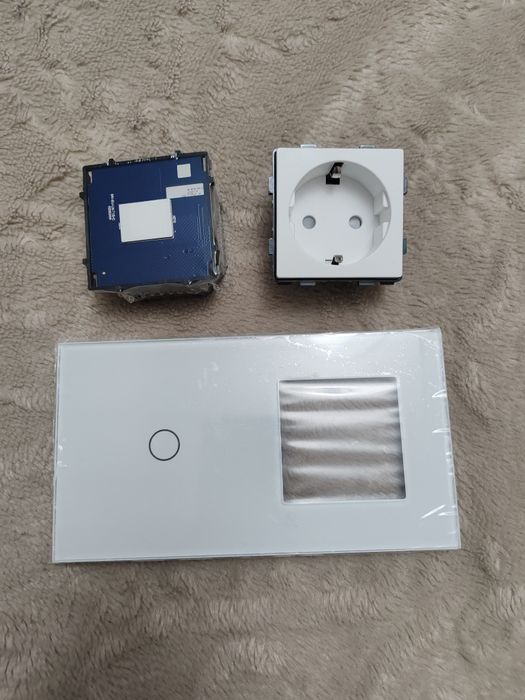 Сенсорний вимикач світла BSEED з розеткою, 1-канальний, 1-позиційний