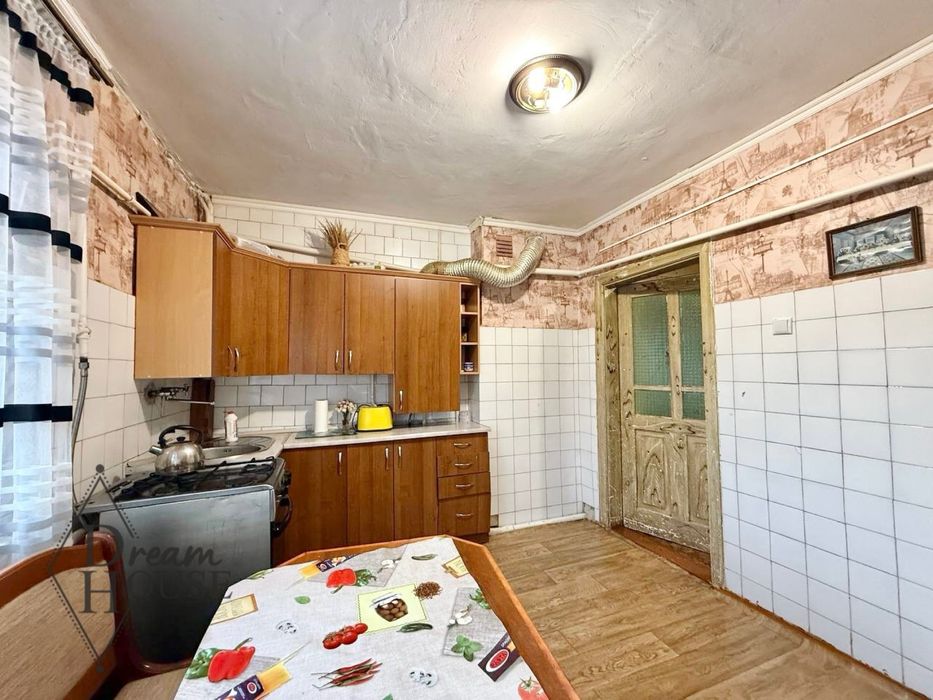 Продаж 2 поверхового цегляного будинку