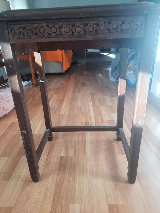 Mesa trabalhada com figuras