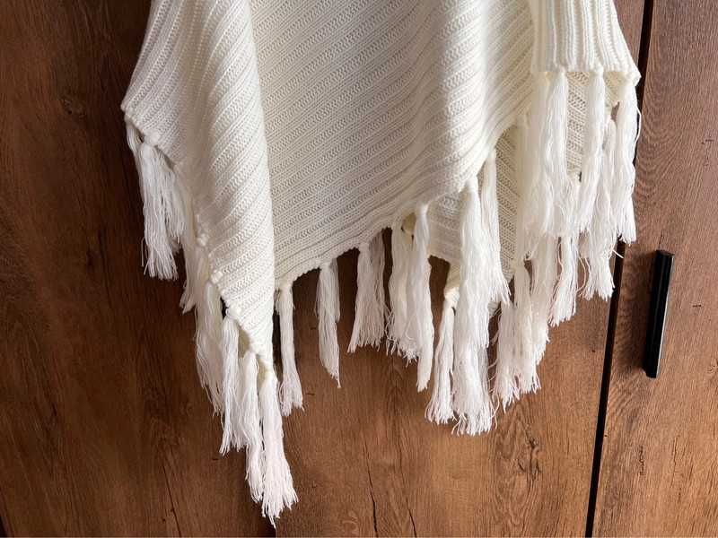 Piękne kimono śmietankowe frędzle stylowe ciepłe poncho białe