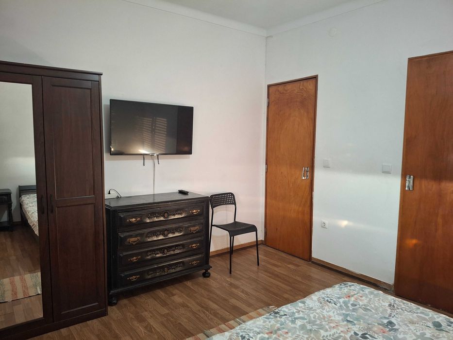 Aluga-se suite (quarto com WC) no Entroncamento. No centro da cidade. Muito perto da estação de Comboios