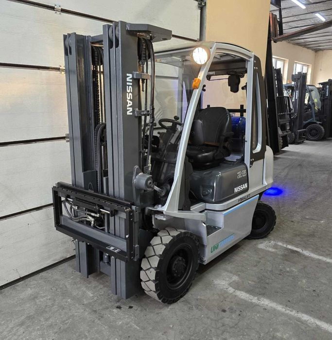 Навантажувач вилковий, газовий 2.5 тонн Nissan-Unicarriers U1D2A25LH