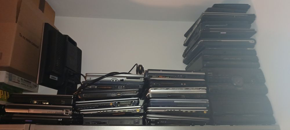 Retro laptopy, kolekcjonerskie, niektóre ponad 30 lat.