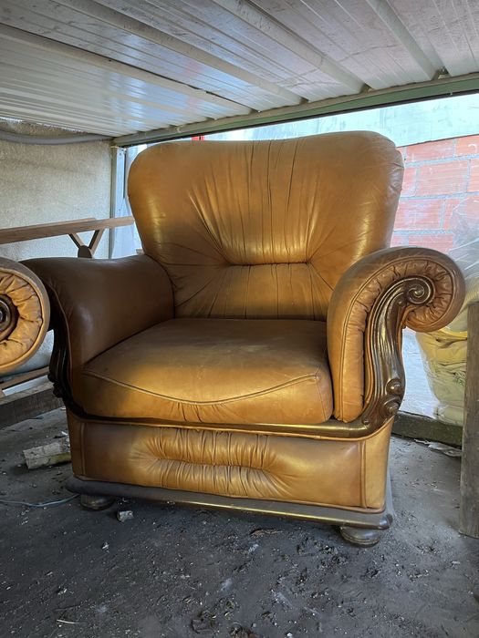 Sofá Pele com estrutura em madeira