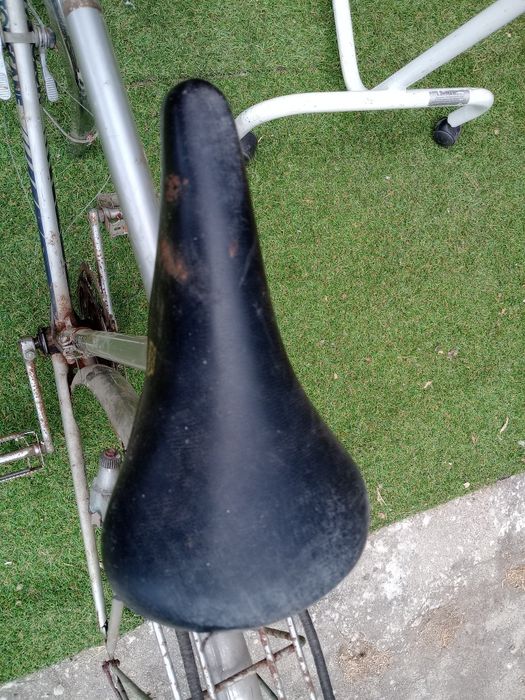 Bicicleta de ciclismo muito antiga .