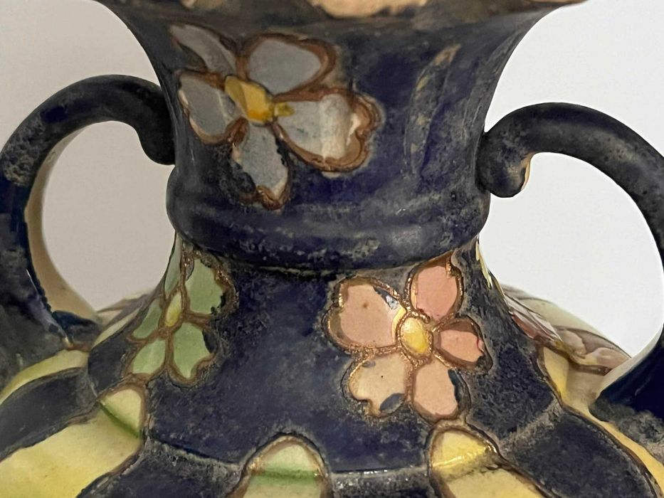 Stary ceramiczny dzban ręcznie malowany kwiaty