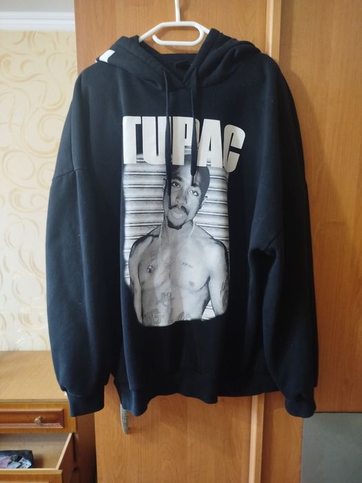 Оверсайзх худі (2Pac) виробництва Bershka