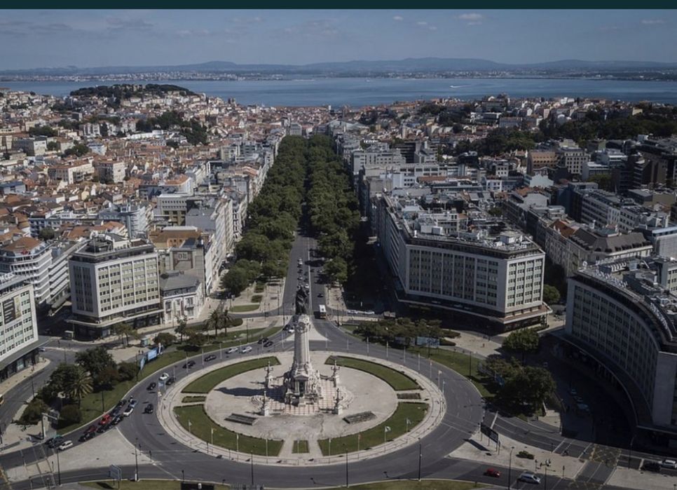 Trespasse de clínica dentária. Av Liberdade.