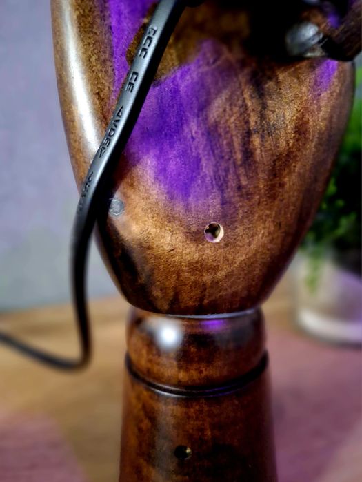 Mão articulada vintage com lampada luz ambiente.