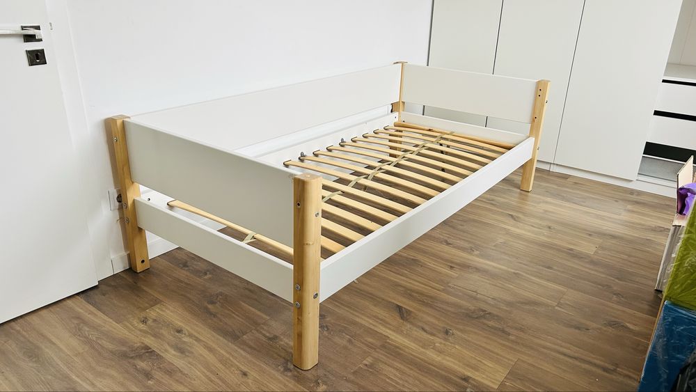 Cama alta Flexa white com sofá, prateleira e móvel para TV