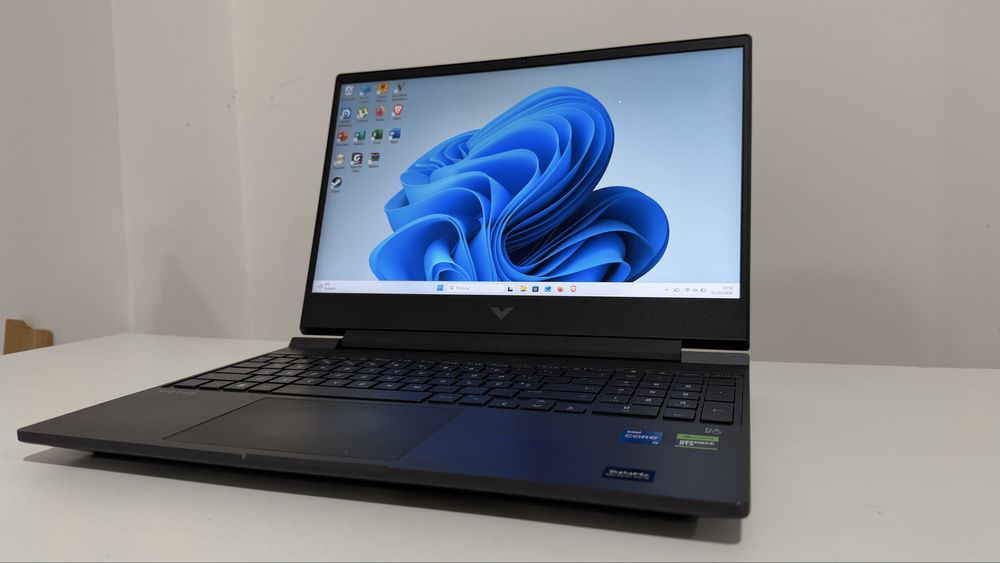 HP Victus RTX4050/ intel i5 / 16gb ram