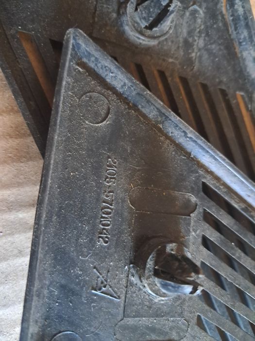 Решітки в кузов стойку ВАЗ 2105-5701043 5701042