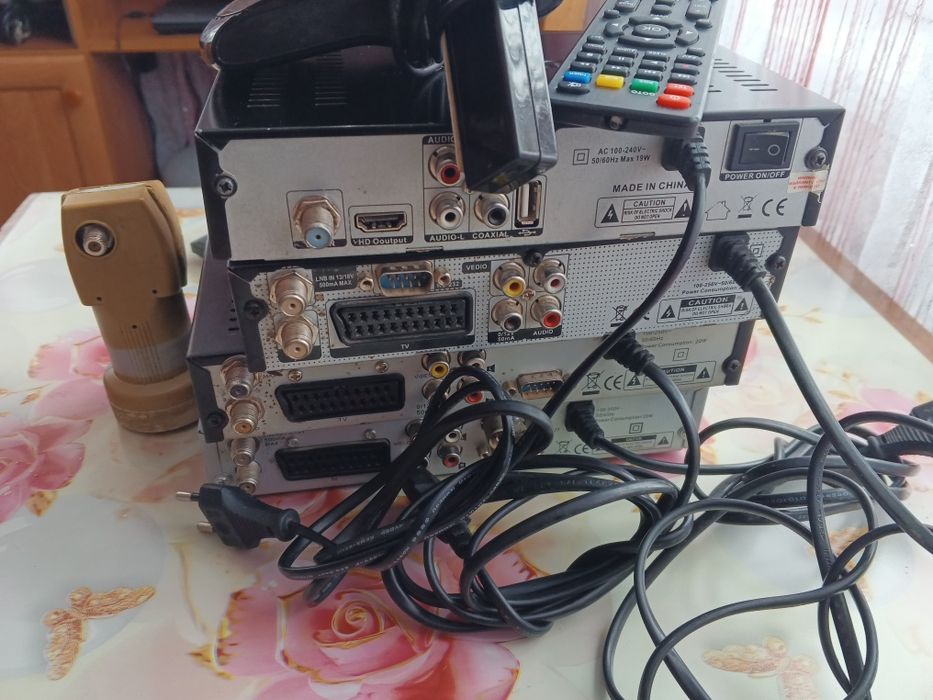 Лот супутникових ресіверів тюнерів.