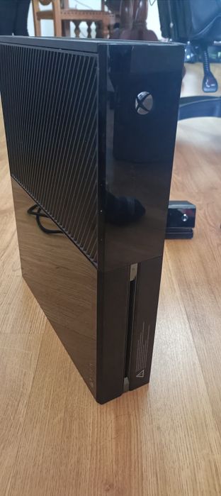 Xbox One 500GB + Kinect + Comando + Auscultadores — pronta a jogar
