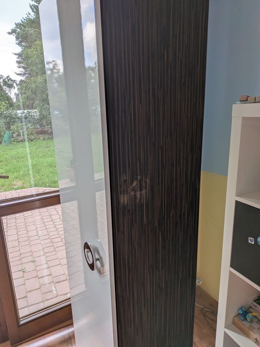 Szafa z białym frontem, wąski słupek