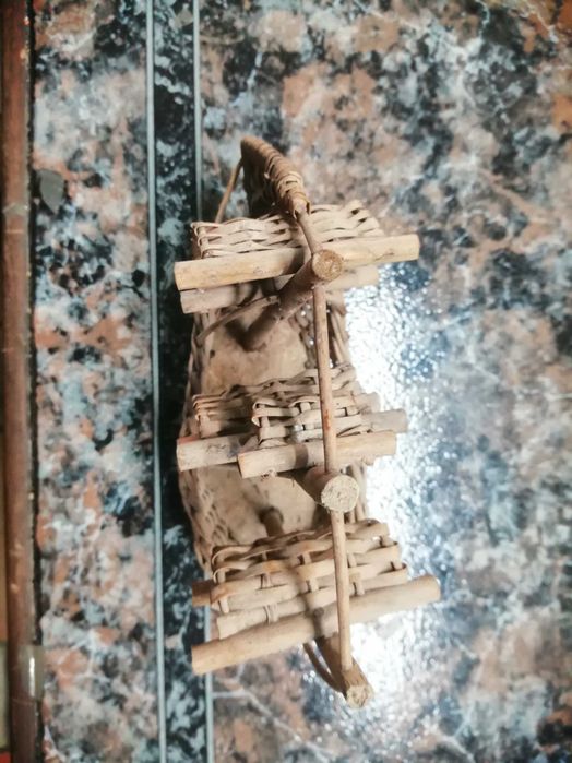 barco pequeno antigo , artesanal em madeira