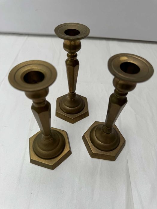 Różne ozdobne wyroby z mosiądzu