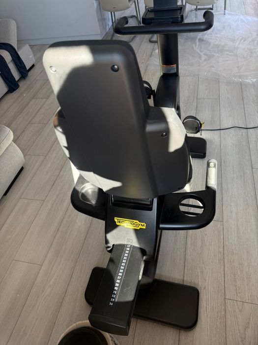 Technogym Recline Live 700 - професійний горизонтальний велотренажер