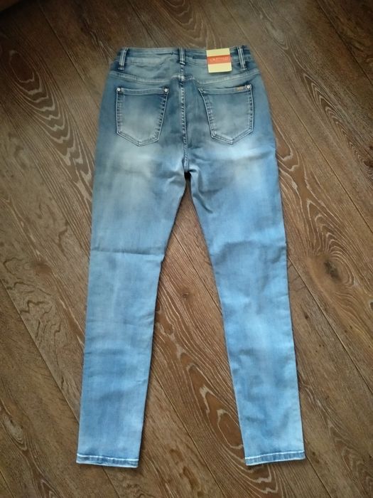 Джинсы новые.    .
