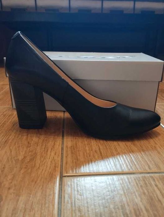 Skórzane buty na obcasie Morek