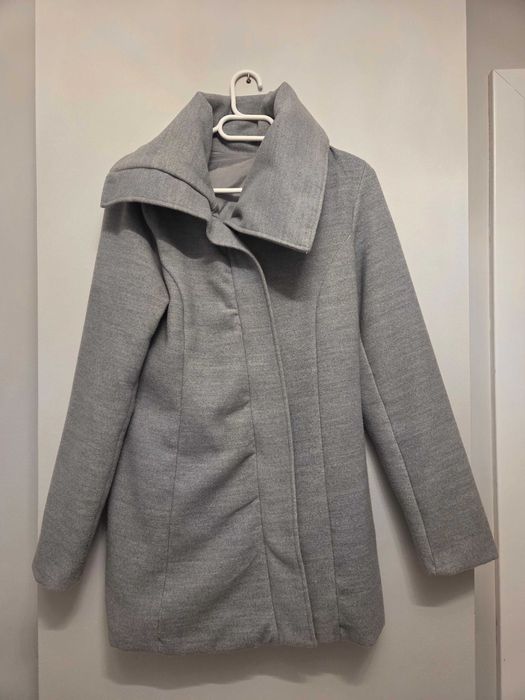 Szary damski płaszcz