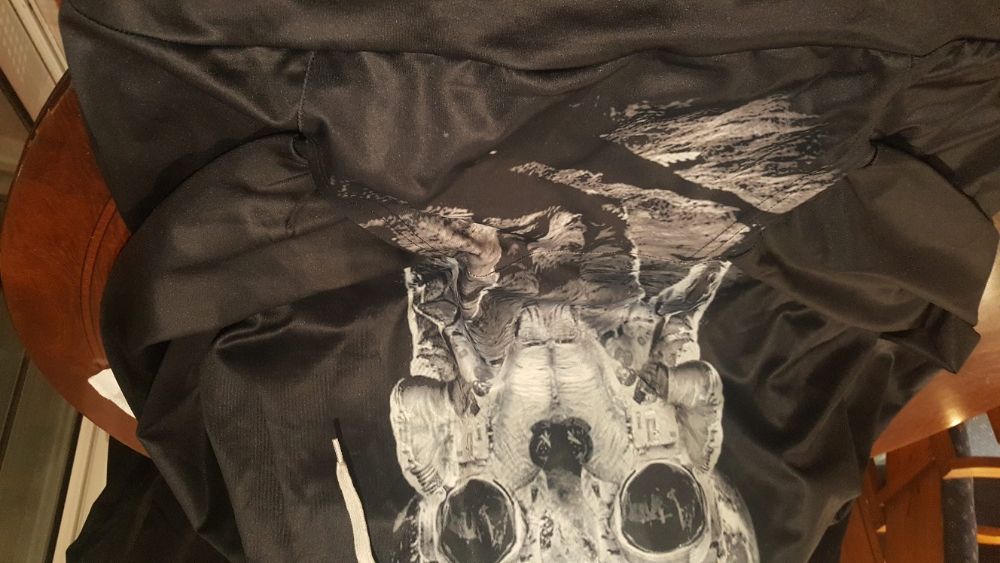 Sweat preta com capuz, tecido acetinado, NOVA