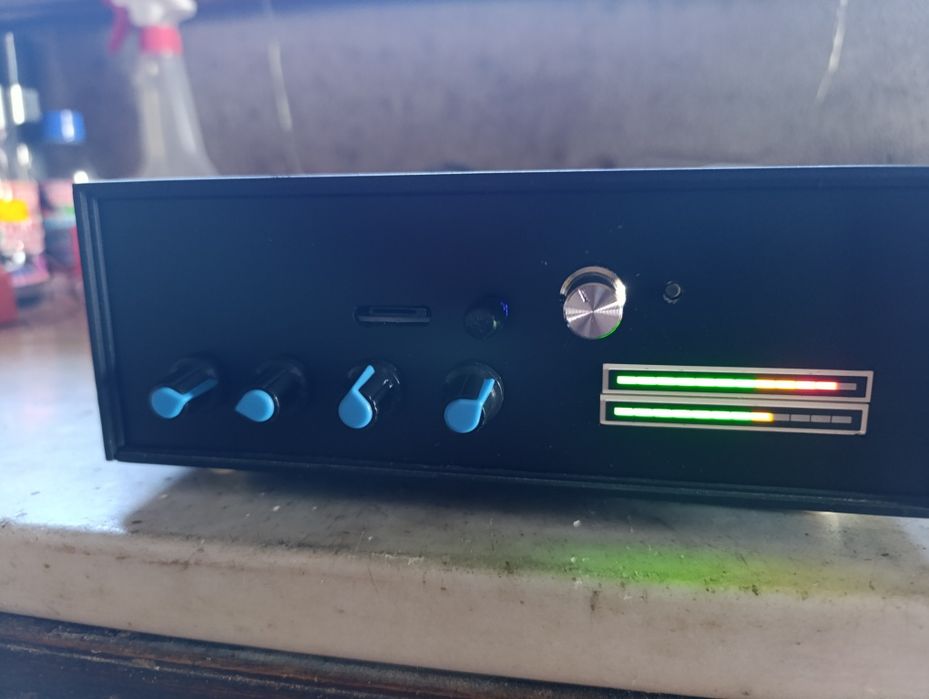 Mini amplificador MP3, com 100W * 2, tem bluetooth, cartão micro SD e entradas RCA.