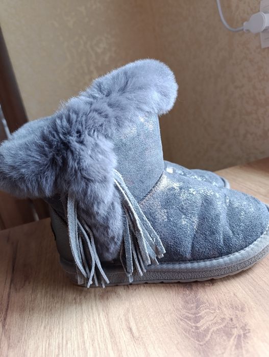 Уги для дівчинки