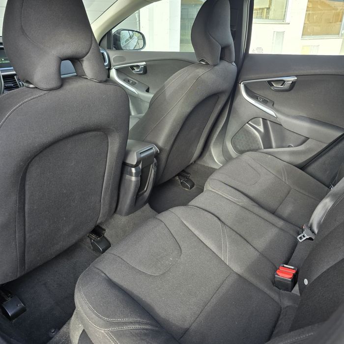 VOLVO V40 D2 - Versatilidade e Elegância Premium