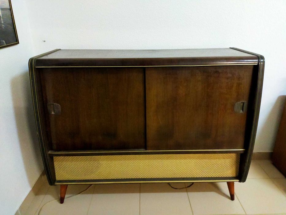 1940s-style cabinet with built-in radio and record player64730238571906120