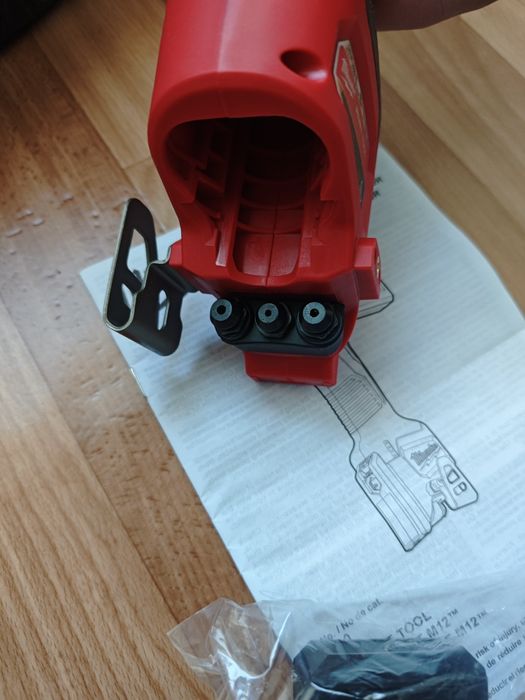 Заклепник Milwaukee M12 2550-20