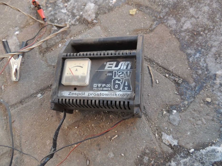 Prostownik ładowarka  12V 5A Sprawny