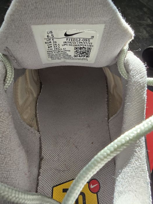 Нові кросівки Nike