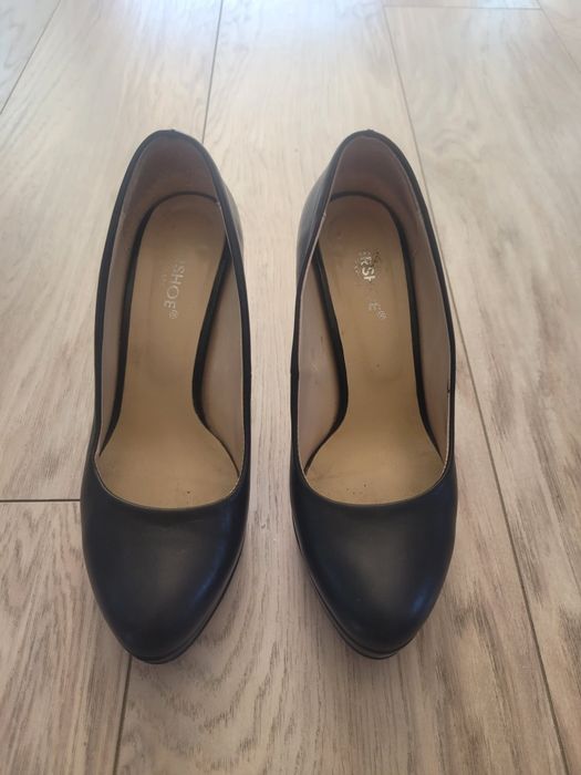 Czarne szpilki marki SAGAN