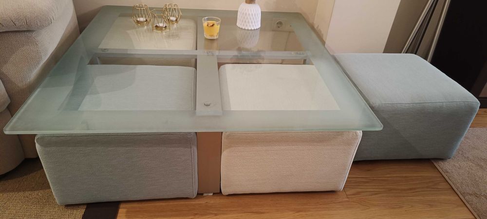 Mesa de centro em vidro com 4 pufes