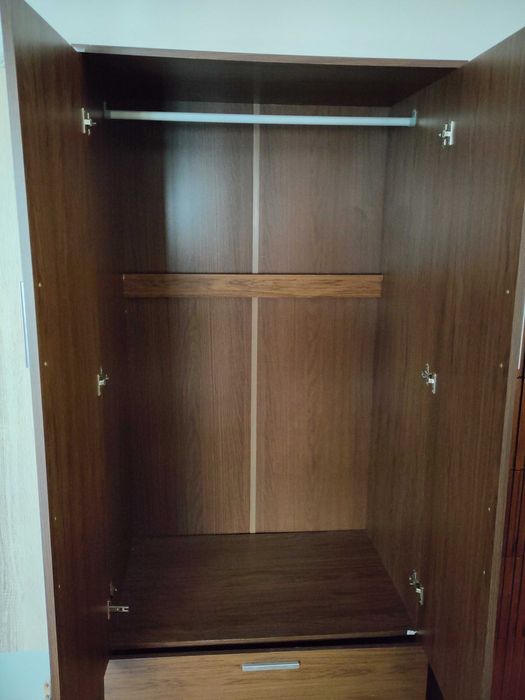 Roupeiro em Madeira Escura c/2 portas e 2 gavetas