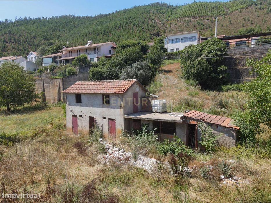 Moradia com terreno em  Alvoco das Várzeas, Oliveira do Hospital
