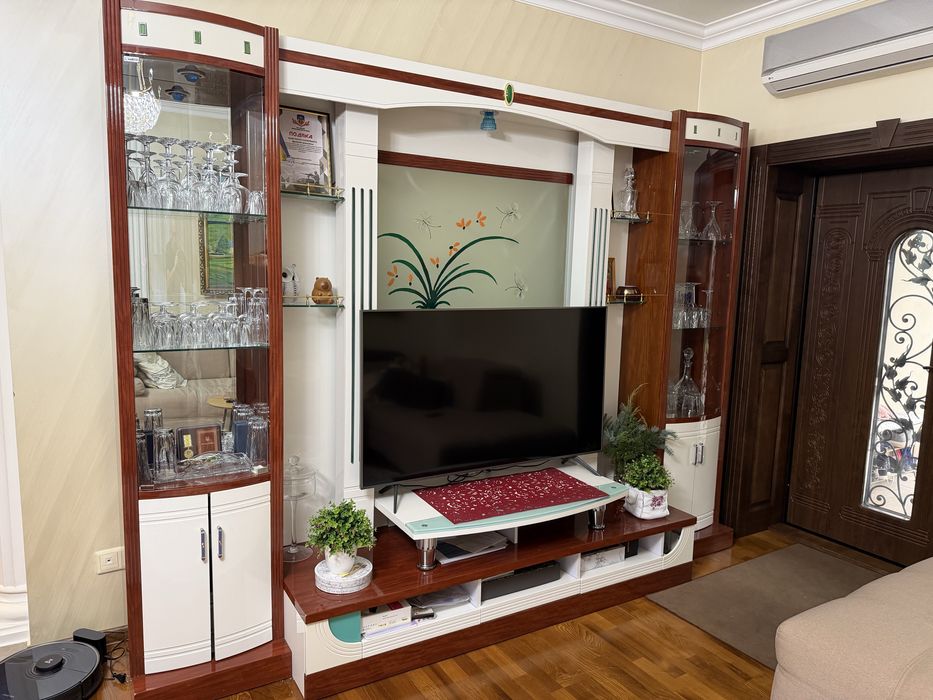 Продається меблева стінка з сервантом