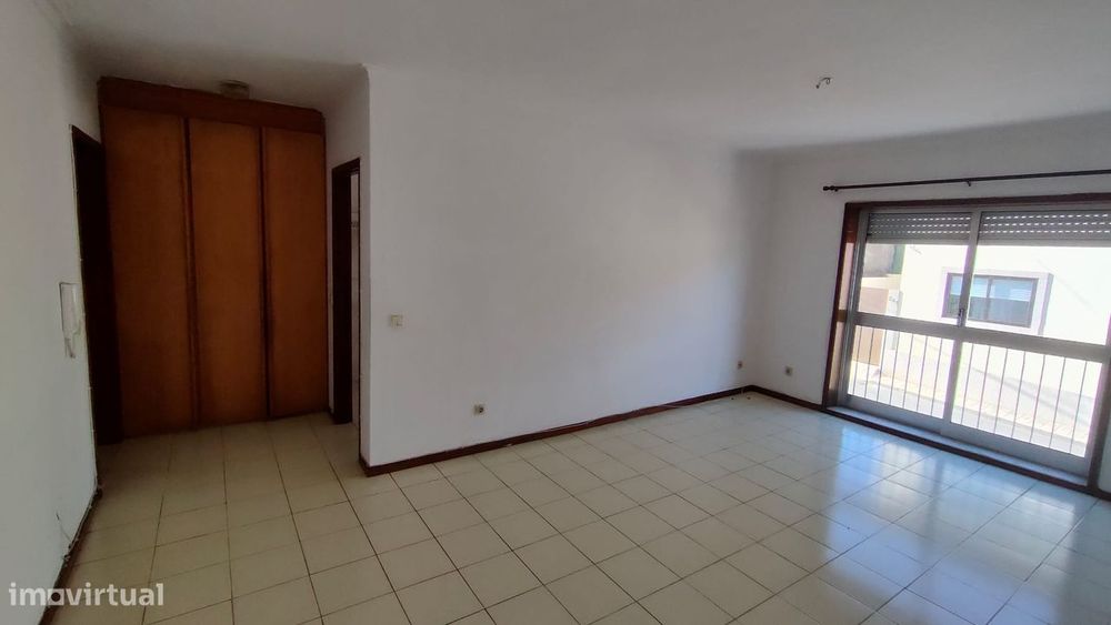 Apartamento T2 com Lavandaria e Cozinha Separada