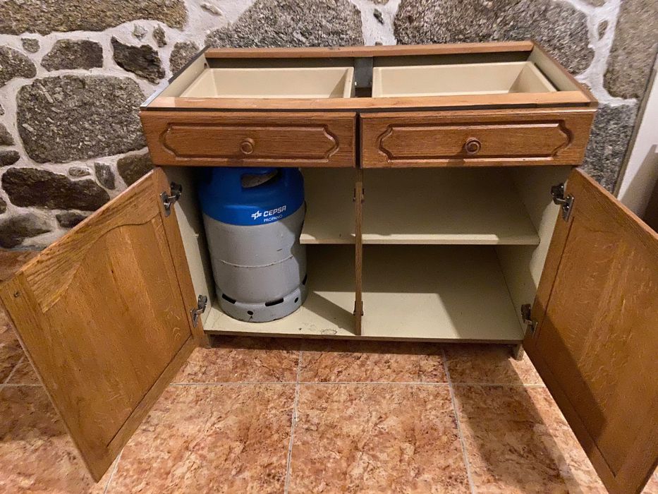 Cozinha rústica carvalho — 4 módulos base + painel bancada + garrafas gás
