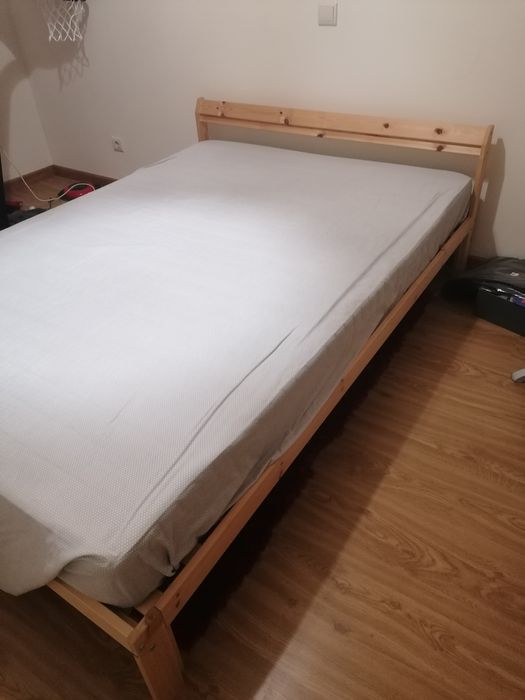 Cama de madeira nova